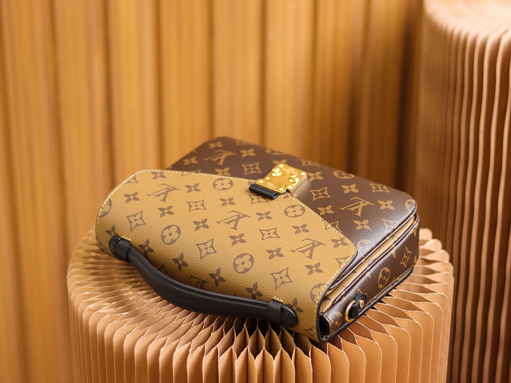 Pochette Métis Monogram